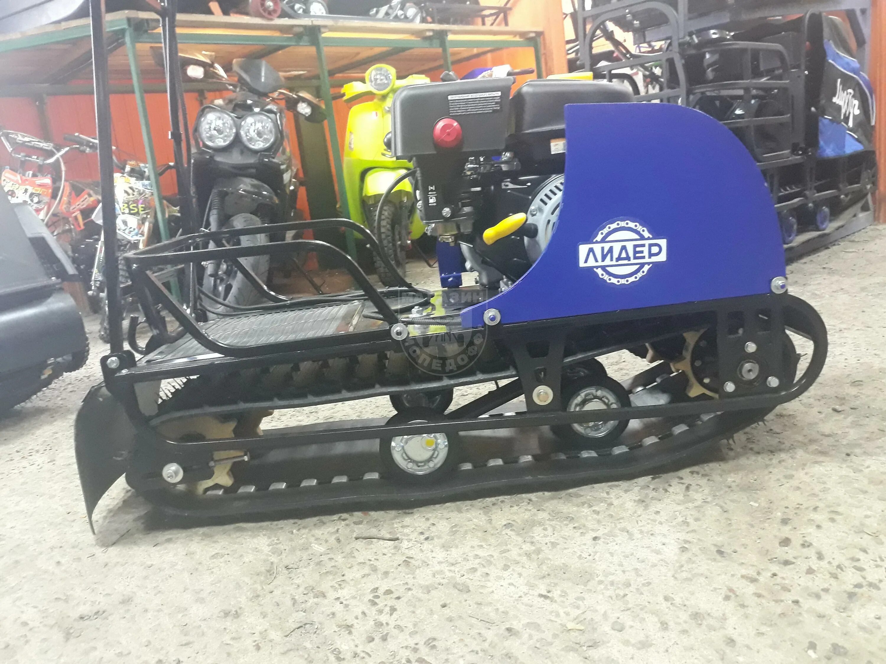 Мотобуксировщик лидер дельта 2 с лыжным модулем. Мотобуксировщик дельта 2. Лидер дельта. Лидер дельта мотособака 8л. Мотобуксировщик дельта 2.
