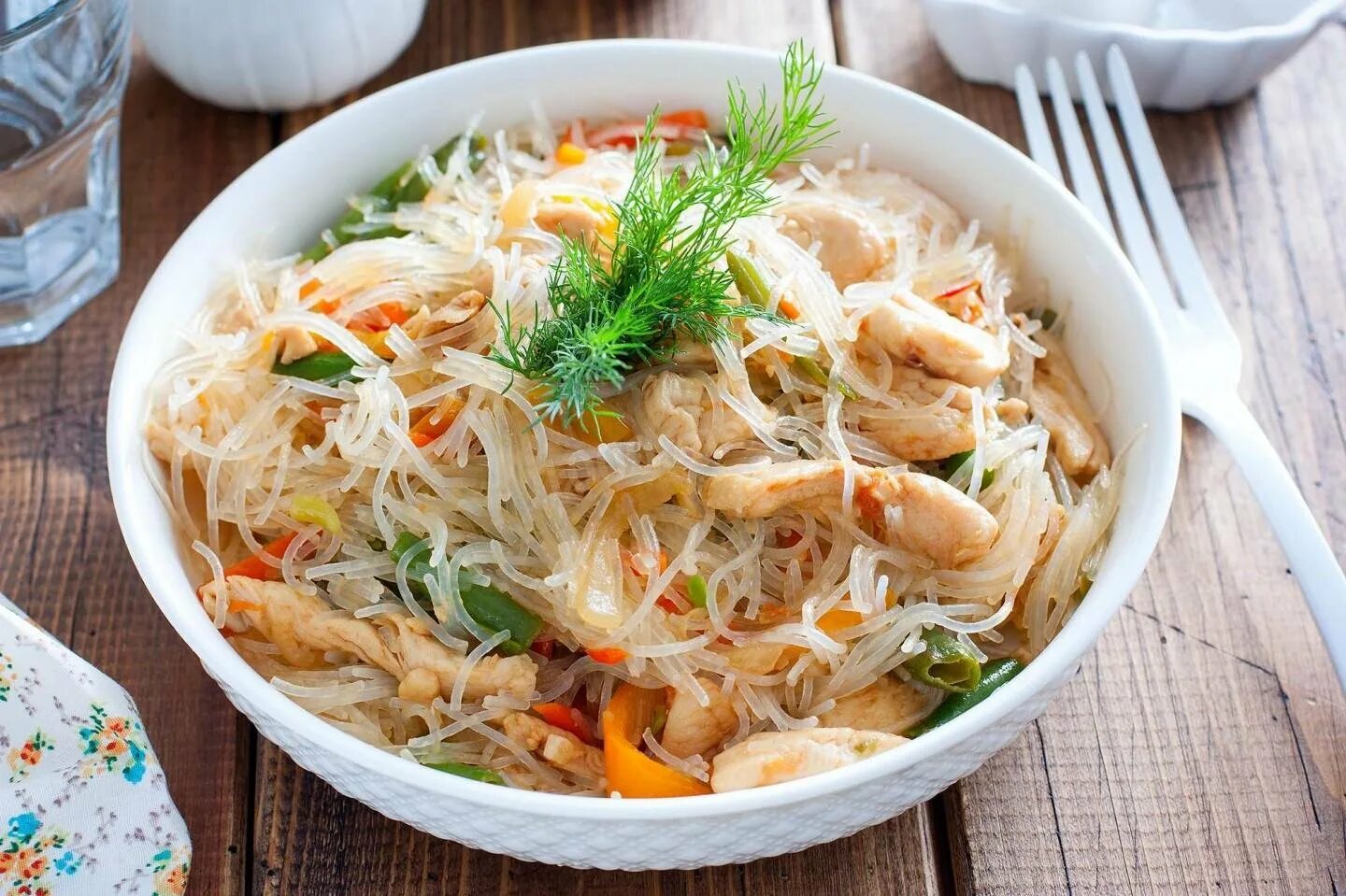 Салат с фунчезы простой с курицей