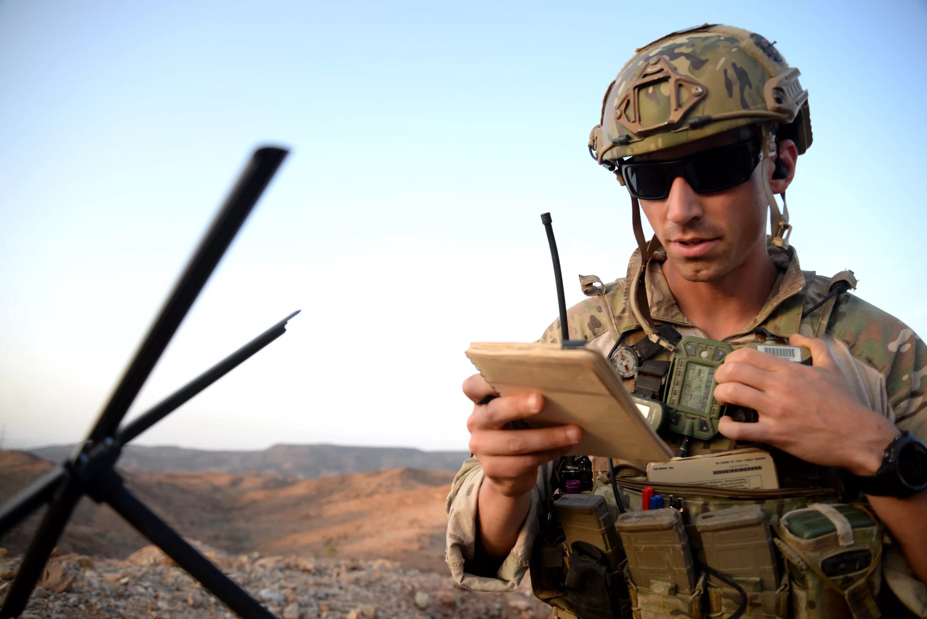 Soldiers radio. Коммуникация в армии. JTAC Harrison Radio. Military Radio. Communication Army Soldier.