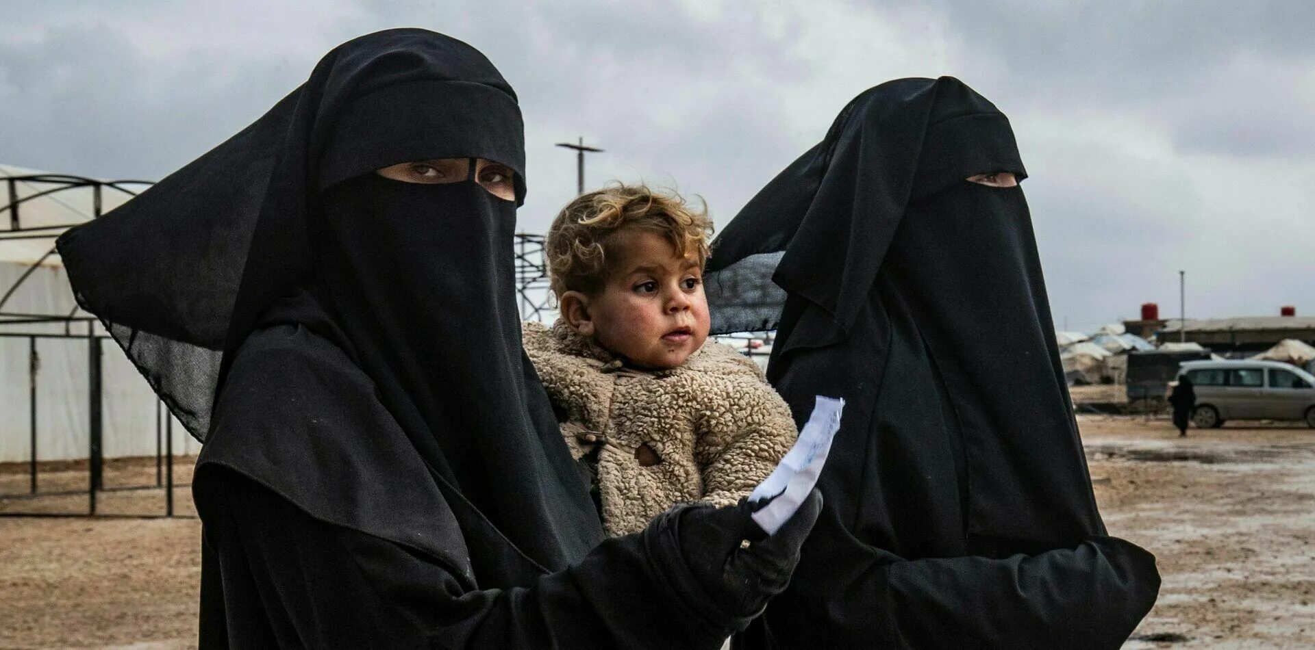 Семья террористов. Исламское государство дети. Хакани министр внутренних дел афганистана. Семья террористов. Фото джихад.