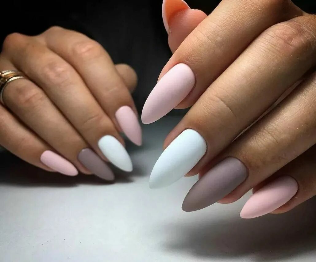 Маникюр на миндальную форму ногтей. Дизайн ногтей на миндальную форму. Розовый маникюр миндальной. Ногтиминдальной форме. Миндальные ногти.