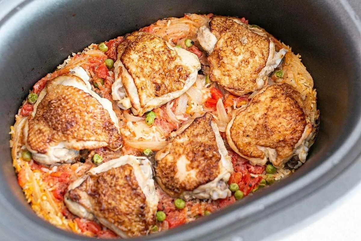 Как вкусно приготовить филе в мультиварке. Рис с курицей в мультиварке. куриные бедра в мультиварке. куриные бедрышки с рисом. куриные бедра с рисом в духовке.