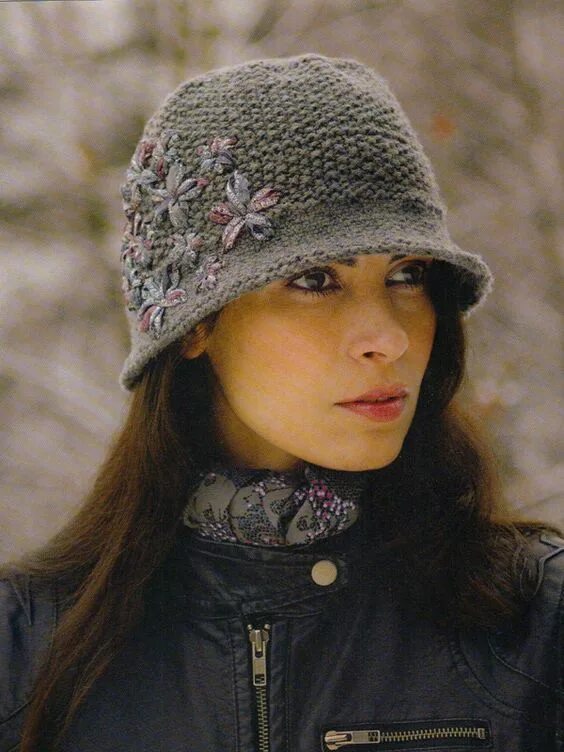 Связать шляпку спицами. Шляпа женская вязаная. Вязаная шляпка теплая. Шляпки женские вязаные. Вязаные шляпы для женщин.