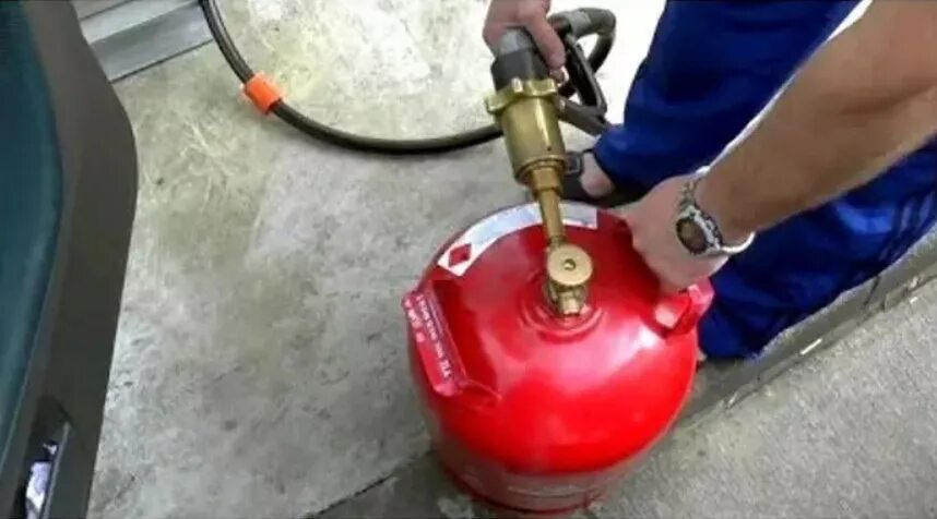 Баллон пропановый бытовой. Заправщик газовых баллонов. Переходник для баллонов camping gas. Газовый баллон на азс. Адаптер для заправки туристических газовых баллонов.