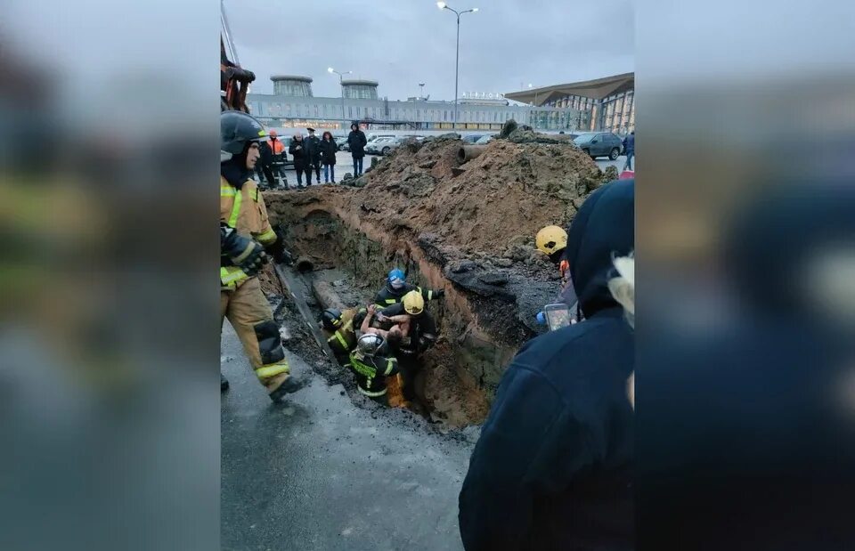 Взрыв в пулково. Застрял в канализационной трубе в Питере. Человек в трубе Пулково. Человек в трубе в СПБ застрял. Парень застрял в трубе.