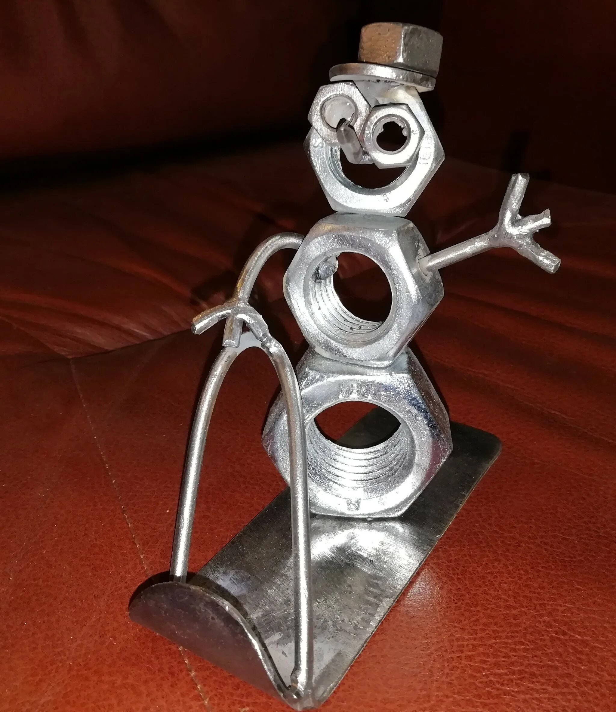 сувениры из железок. фигурки из листового металла. интересные вещи из металла. поделки из ложек и вилок. сделан из металла и пластика.