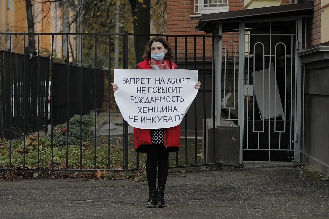 В россии запретили новый год. Плакаты против запрета абортов. Митинг за запрет абортов в РФ. Плакаты против абортов в России. Реклама против абортов Россия.