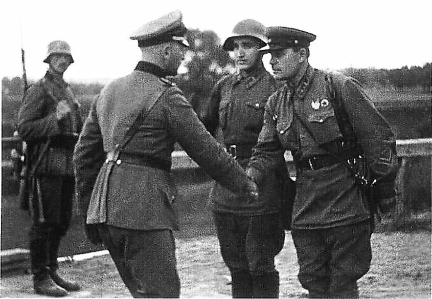 Вермахт польша. Совместный парад ркка и вермахта. брест, 1939 год.. советские и немецкие офицеры польша 1939. встреча советских солдат в бресте 1939. советские и немецкие войска в польше 1939.