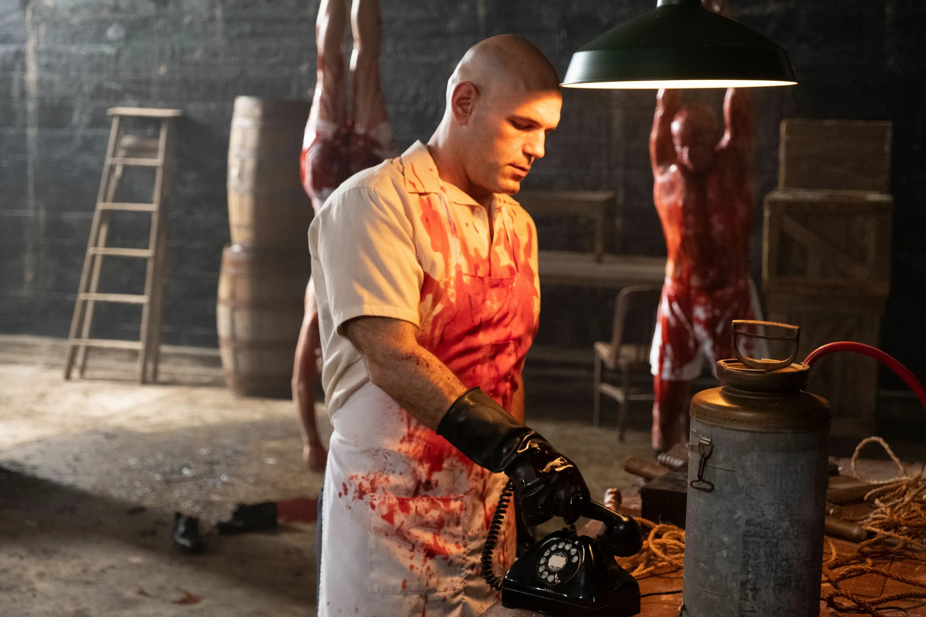 мейер лански кадры из фильма. мейер лански фильм 2021. побег из претории 2020 постер. мерзлая земля 2022 сериал. бои без правил 2017 джо коул.