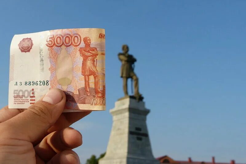 Кто изображён на 5000 купюре. Город хабаровск на купюре. Муравьев амурский на 5000 купюре. Памятник муравьёву-амурскому хабаровск 5000 рублей. Хабаровск купюра купюра 5000.