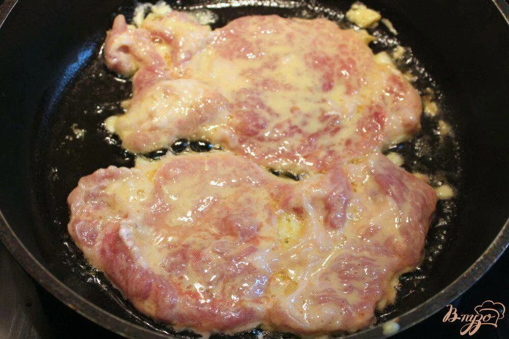 Курица в сырном кляре. Вкусные сочные отбивные из свинины на сковороде. Отбивная из свинины на сковороде. Сочные свиные отбивные на сковороде. Свинина отбивная на сковороде.