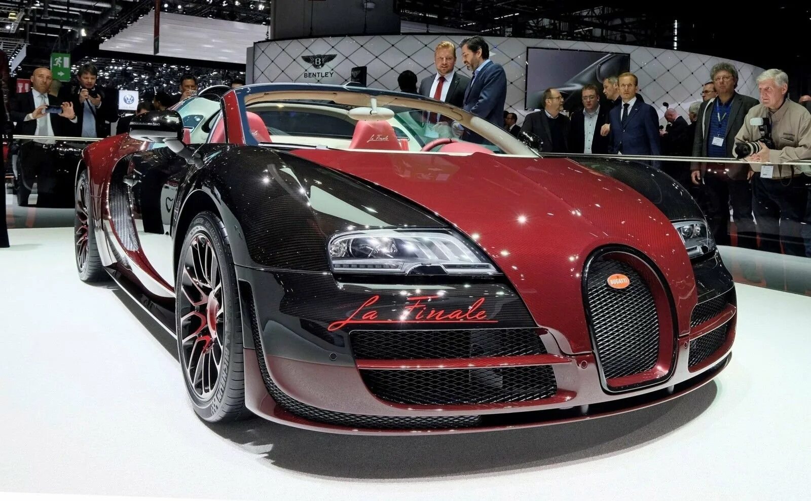 Сколько бугатти в мире. Bugatti Veyron la Finale. Бугатти Вейрон 2021. Бугатти Вейрон 2015. Bugatti la Finale.