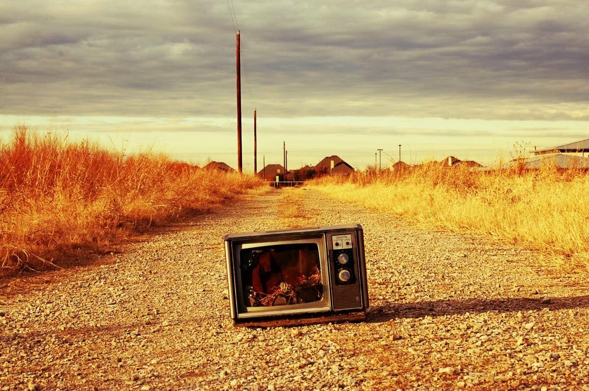 Старый телевизор. Старинный телевизор. Телевизор в поле. Ретро телевизор.