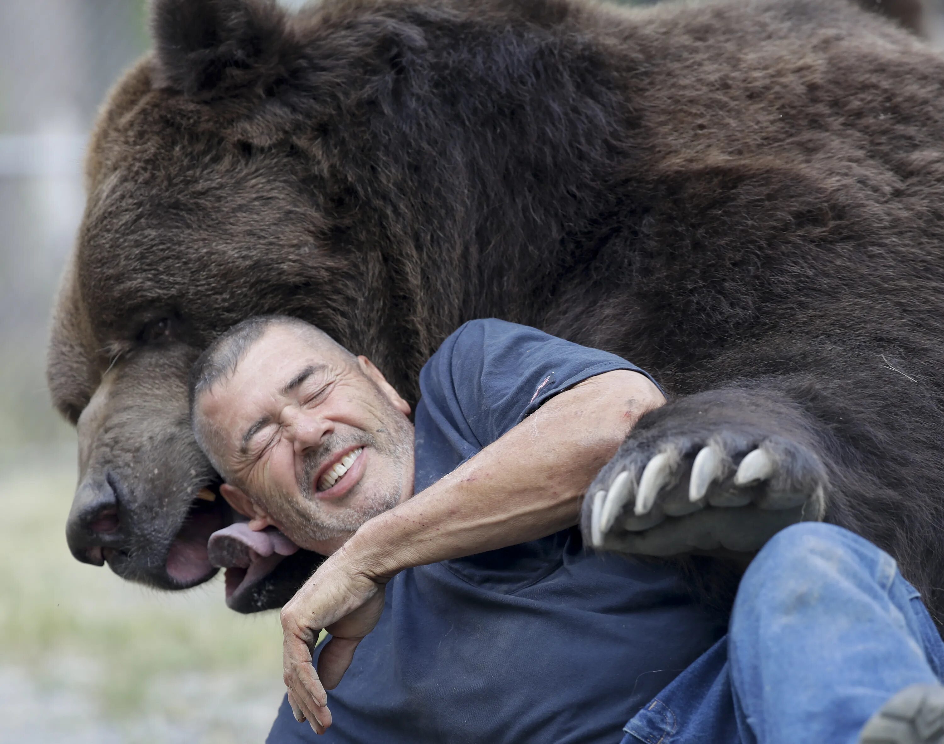 Люди и звери сюжет. Джим и Джимбо. Медведь Кадьяк самый большой в мире. Джим Ковальчик. Джим Ковальчик и медведь.