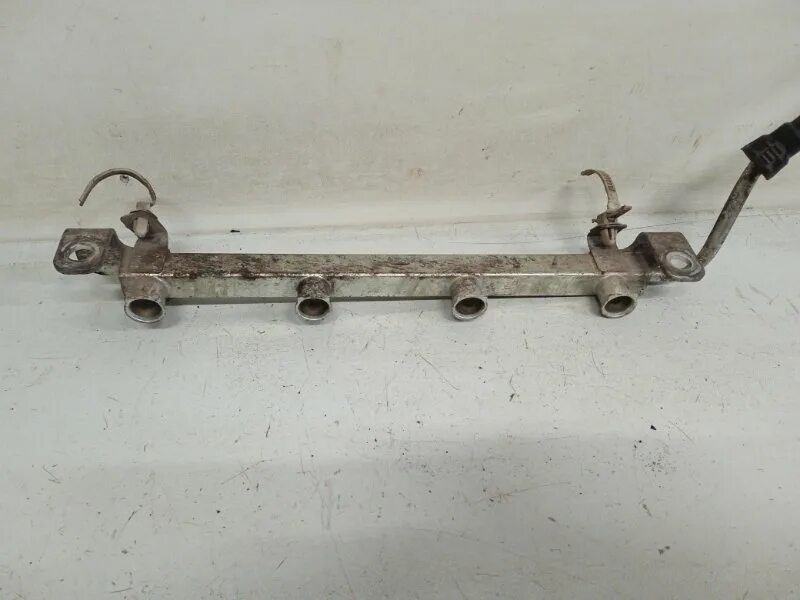 шевроле авео топливная рампа. для чего нужен болтик с боку на топливной рампе шевроле кобальт. с. 2 т250. 4.