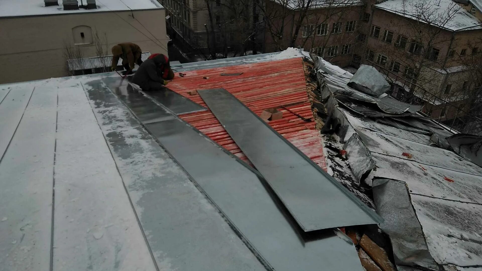 Течь кровли крыша. Демонтаж кровли. крыша многоквартирного дома.