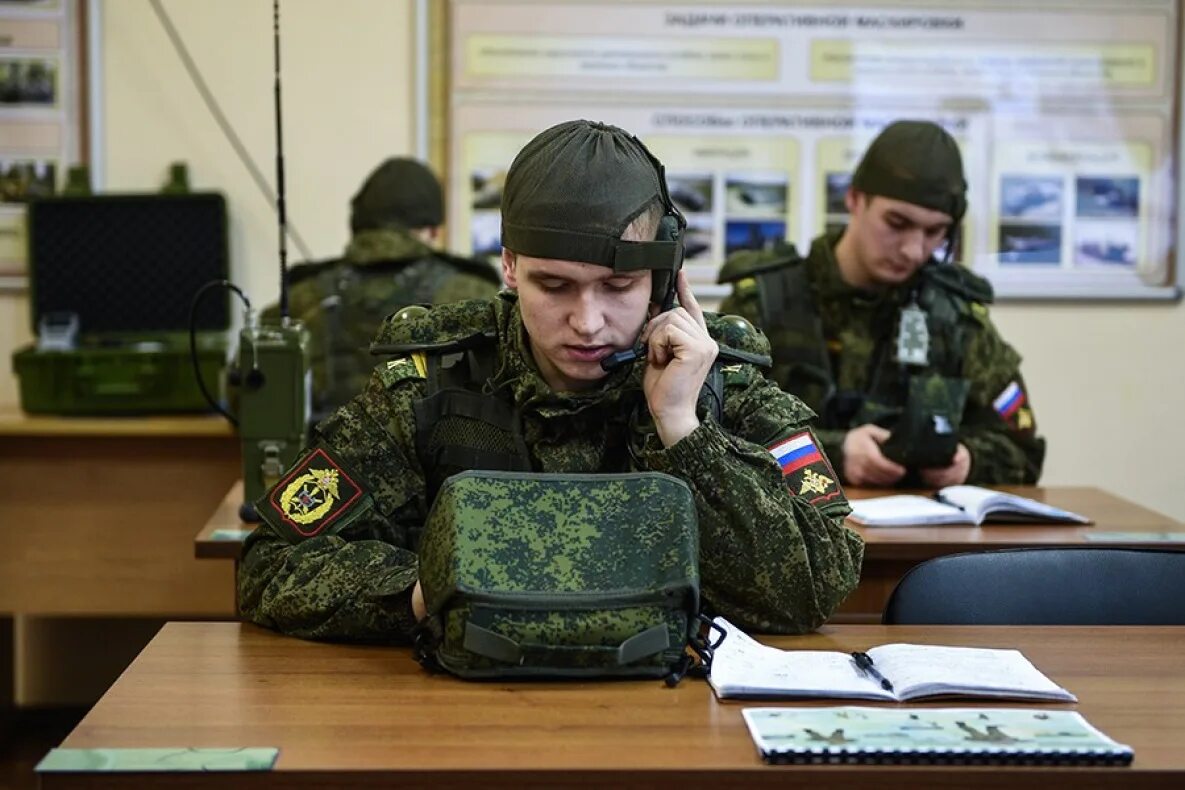 Есть ли связь в службе. Военный переводчик. Форма связистов. Военный Связист. Военная служба.