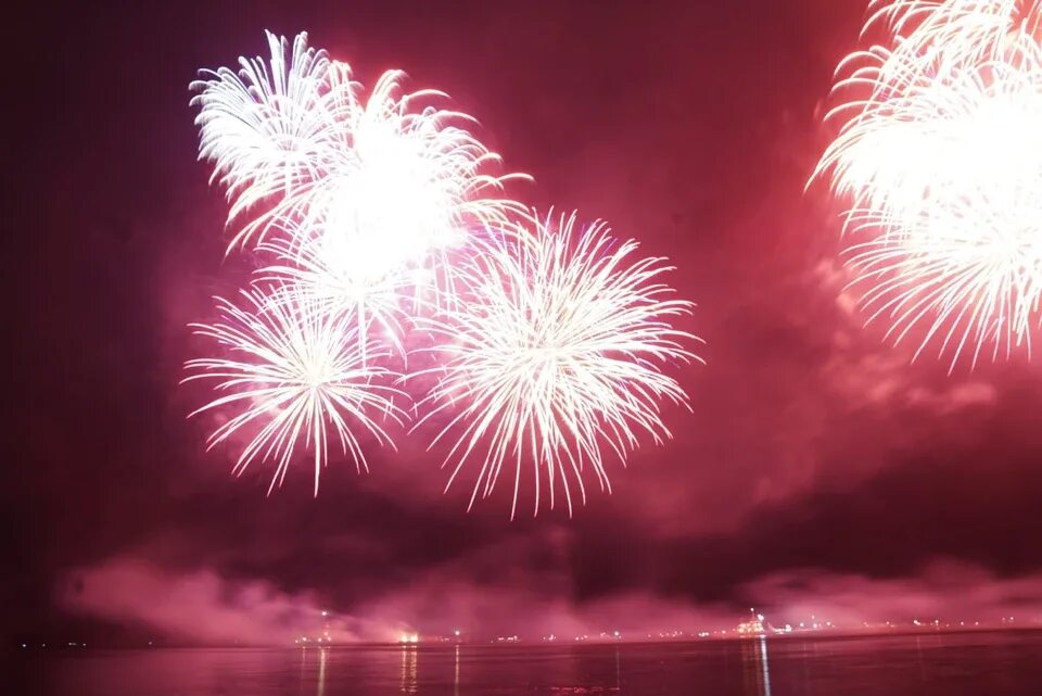 Салют в митино 9 мая. Салют на день независимости в тбилиси. Салют в костроме. Салют 9 мая в костроме. Салют праздничный залп.