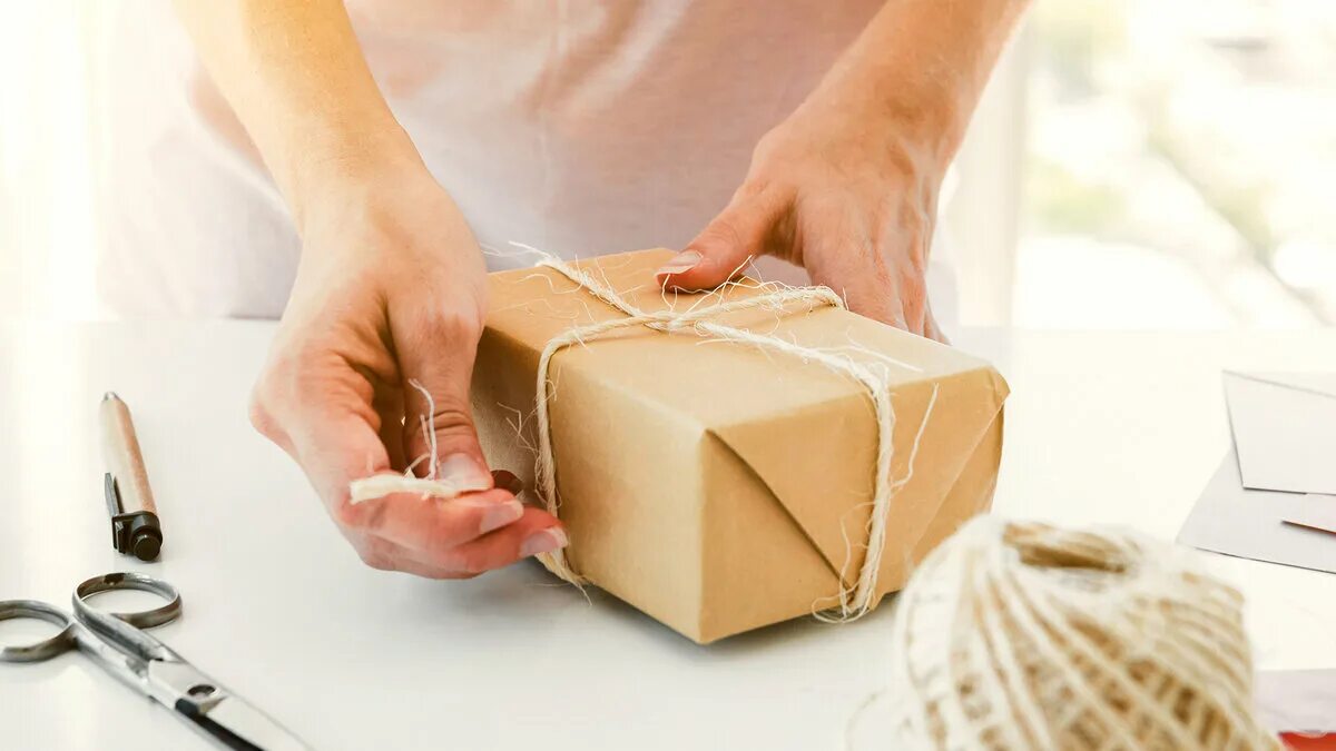 Упаковать подарок. Упаковка подарка девушке. Руки упаковывают подарок. Упаковка подарка руками. Аккуратно упакованы