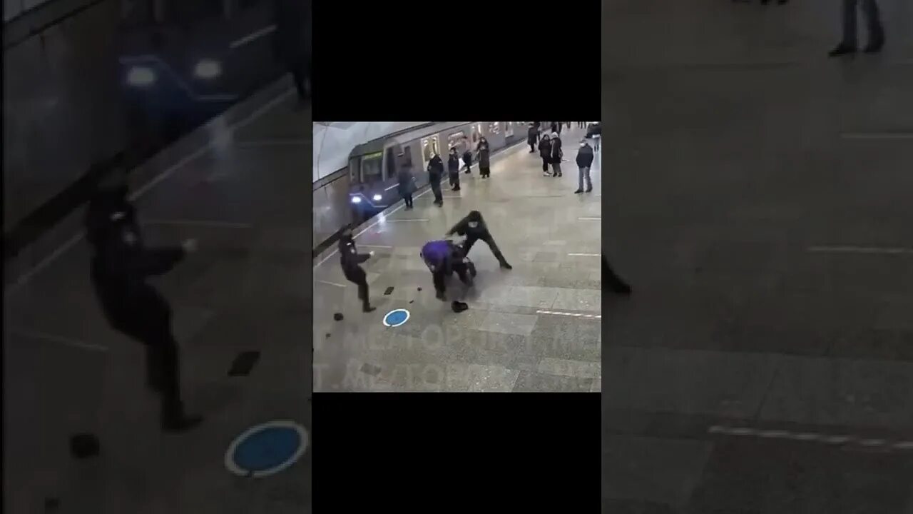 Почему таджики напали. Мигранты в Москве напали на полицию!. Мигрант напал на полицейского. Нападение на сотрудников полиции таджиков.