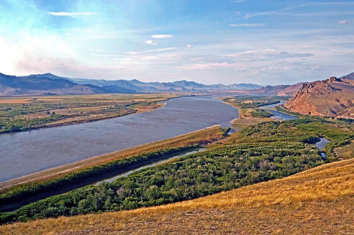 Река в монголии и забайкалье. Река Селенга в Бурятии. Река Селенга Монголия. Река Селенга Байкал. Река Селенга впадает в Байкал.