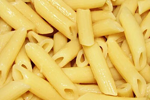 Добавить в макароны подсолнечное масло. Чесночное оливковое масло. Продукты итальянской кухни. Крупы и макаронные изделия. Чесночное растительное масло.