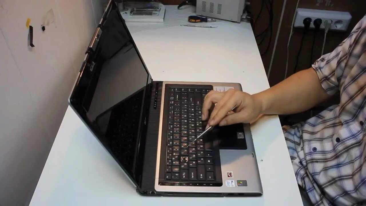 Как поменять acer. Залипает кнопка на ноутбуке acer aspire 5. как починить клавиатуру ноутбука acer aspire. ноутбук асер с поломанными клавишами и с разбитым монитором. как снять клавиатуру с ноутбука асер aspire.