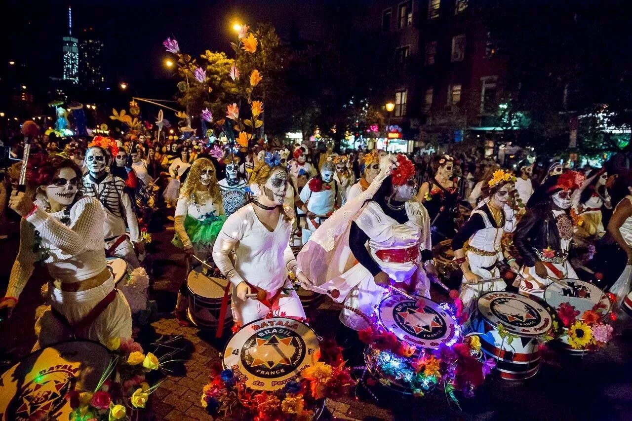 Хэллоуинский фестиваль. Хэллоуин в германии. Хэллоуин традиционный праздник великобритании. Парад нью йорк хэллоуин нью-йорк. Хэллоуинский фестиваль.