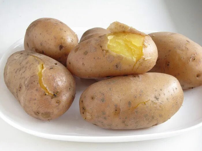 Переваренный картофель. Кожура картофеля в мундире. Кожура картофеля в мундире. Картофель вареный в мундире. Вареная картошка.
