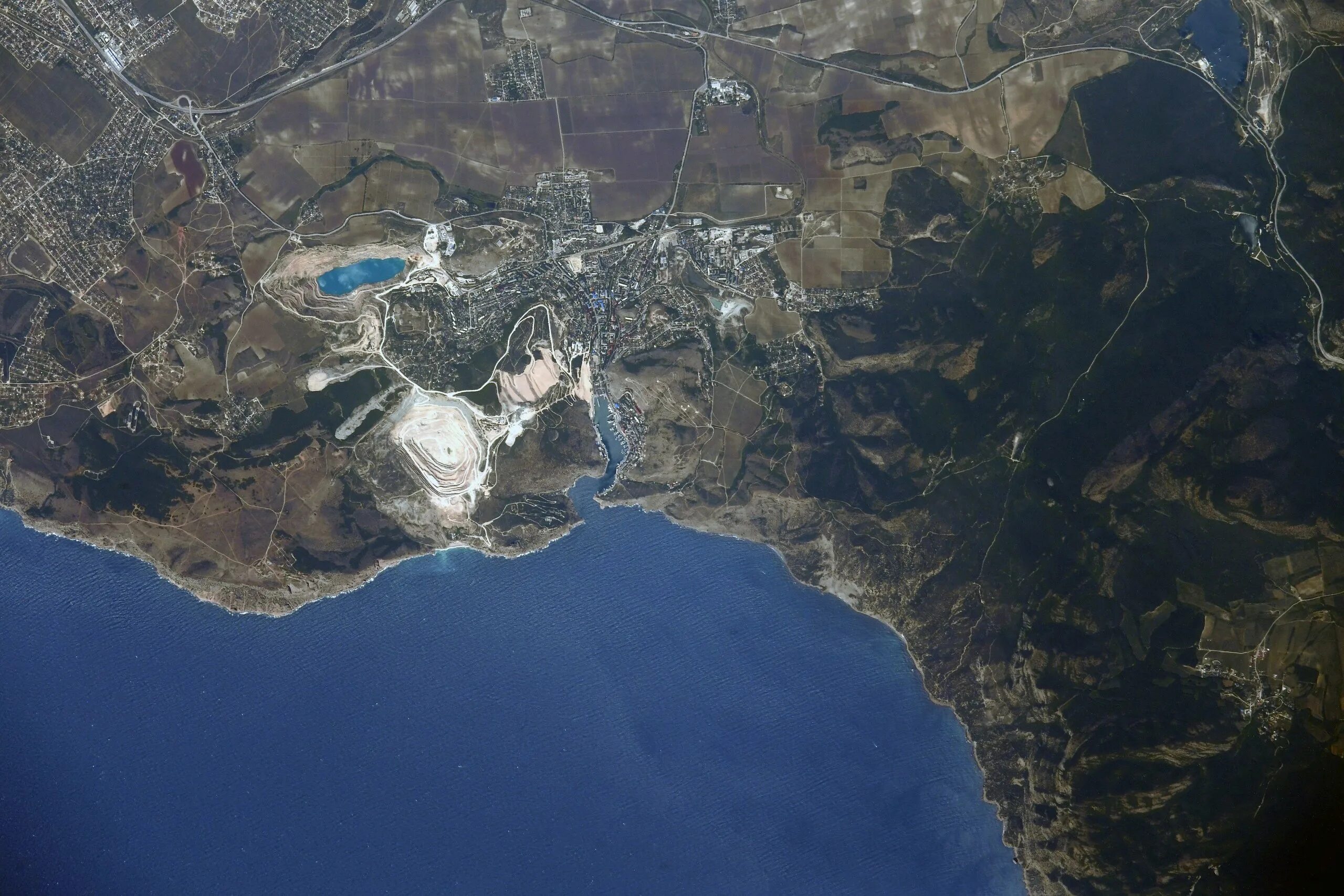 Полуостров крым вид с космоса. Вид крыма спутник. Крымский полуостров со спутника. Крымский полуостров снимок из космоса. Ялта снимки со спутника.