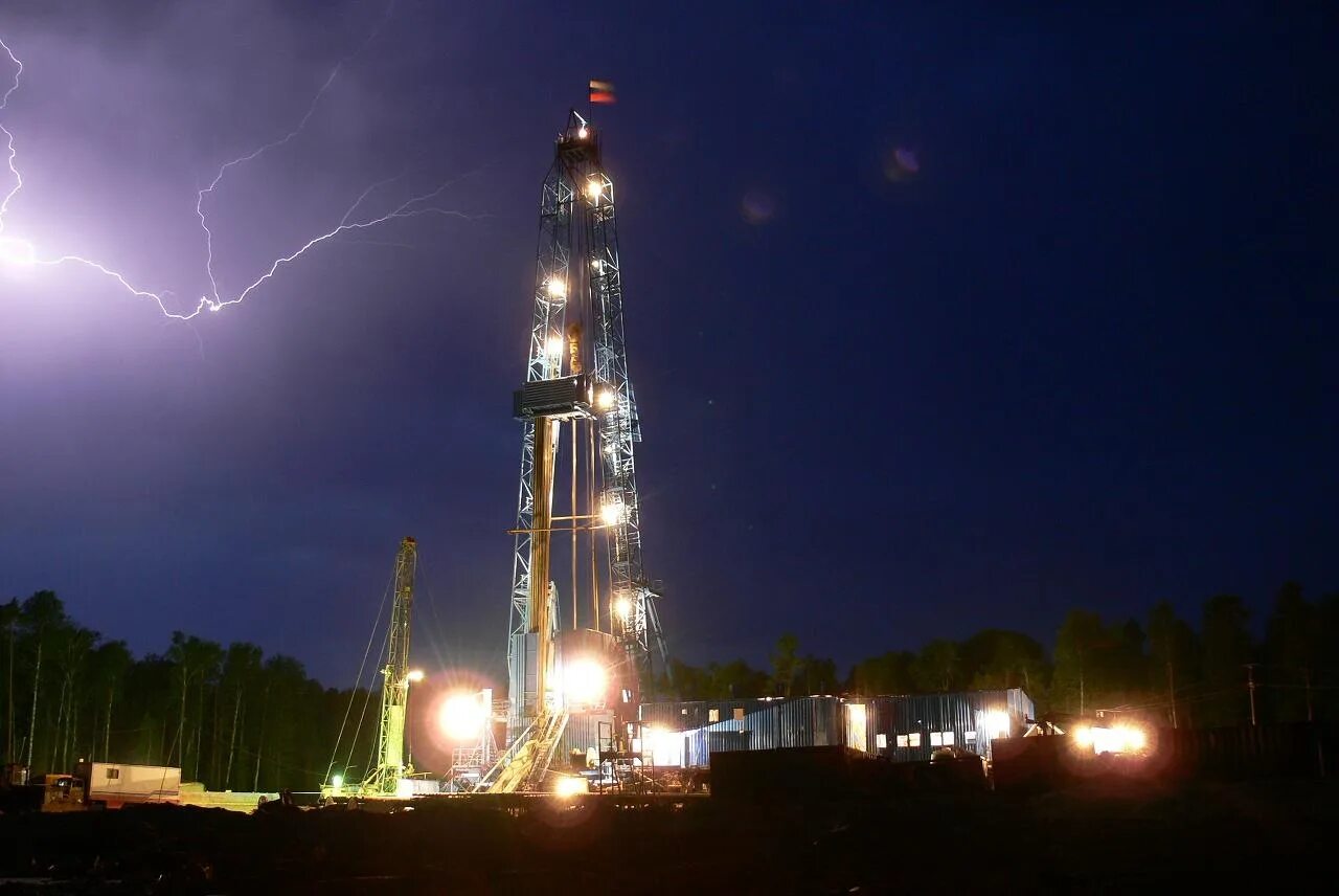 Буровые установки видео. Буровая вышка. Буровая ночью. Газовая вышка. Газовая буровая вышка.