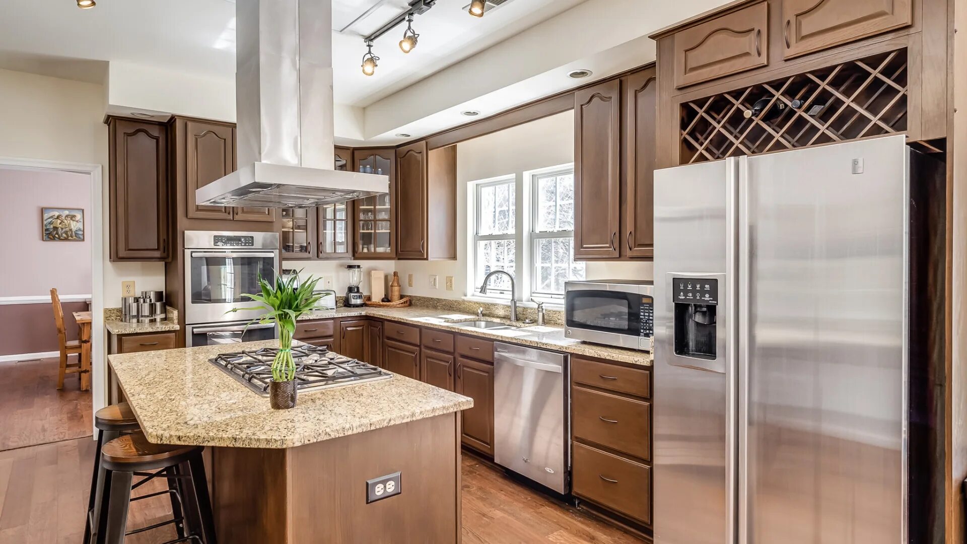 Captivating Farmhouse Kitchen Design Complete With White Wooden Stained Kitchen 