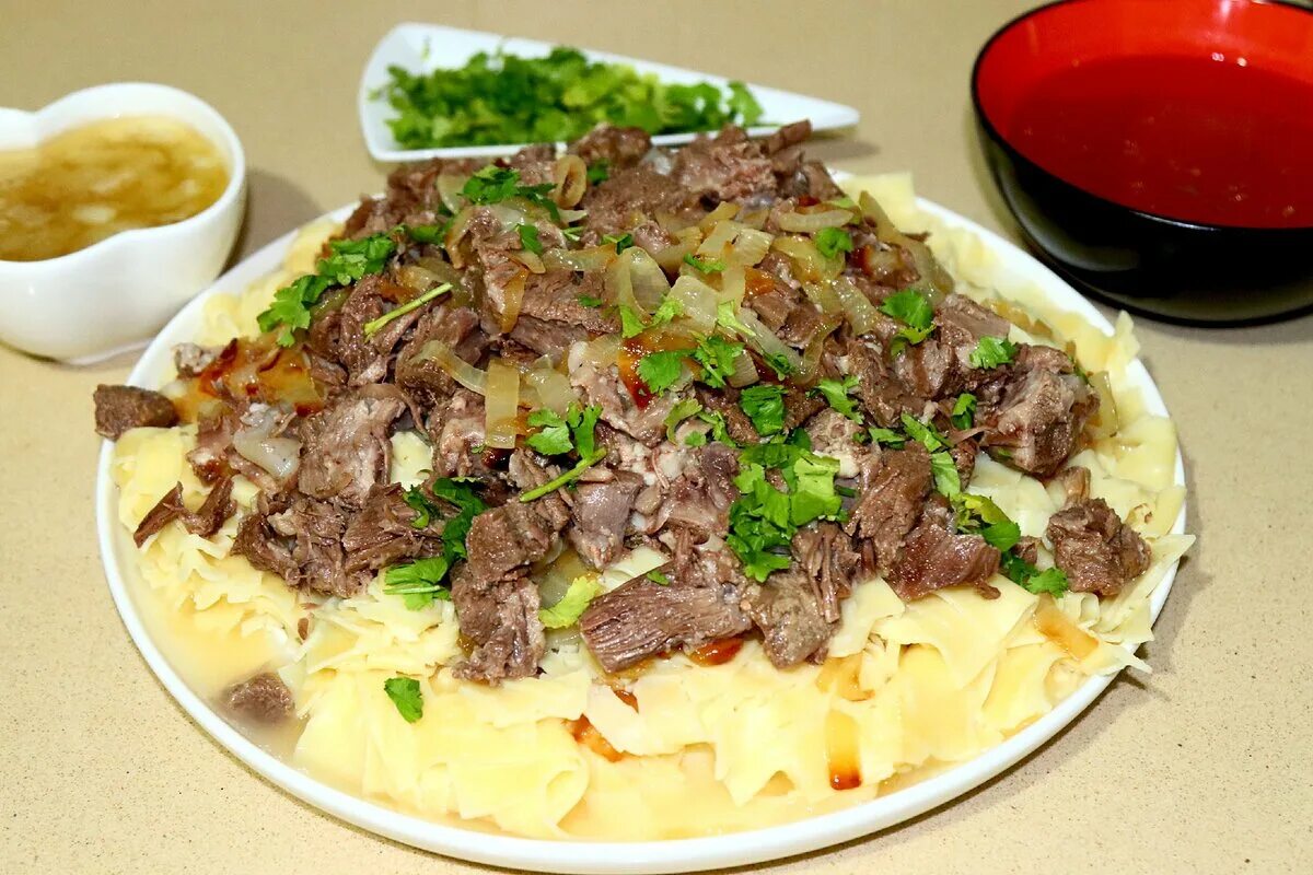 Бешбармак из говядины с картошкой. Бешбармак классический. Бешбармак из говядины с картошкой. Татарское блюдо бешбармак. Бешбармак из говядины с картошкой.