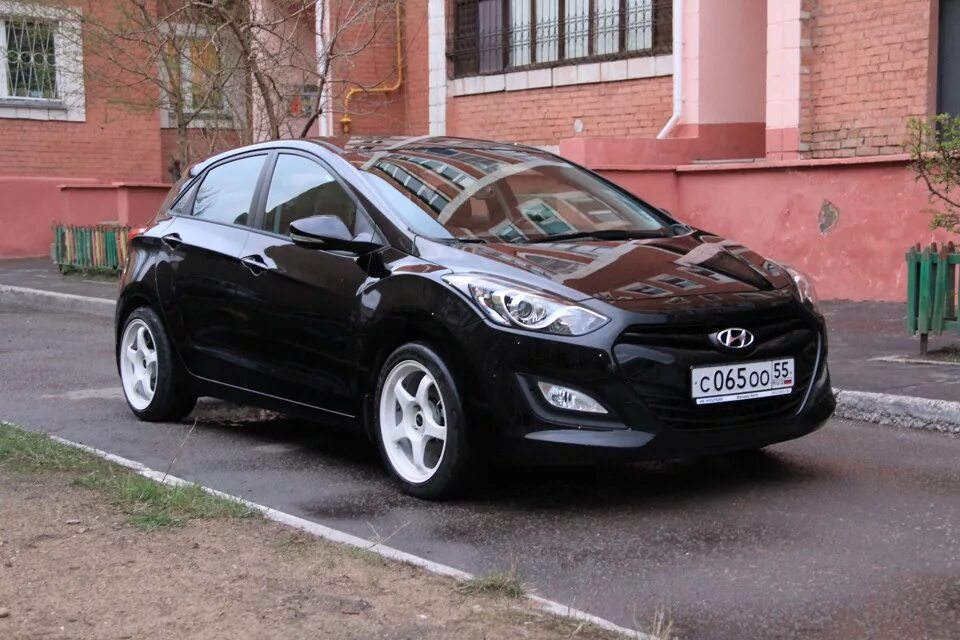 Hyundai i30 черная. Hyundai i30 3 двери черный. I30 Hyundai 2022 черная. Черный Хундай в111ву 64.