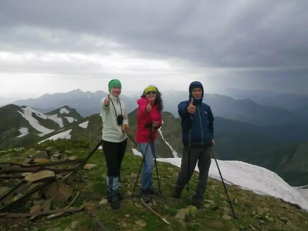 Бзерпский карниз красная поляна. Поход в горы красная поляна. Поход на бзерпинский карниз. Поход в горы красная поляна. Красная поляна туристы.
