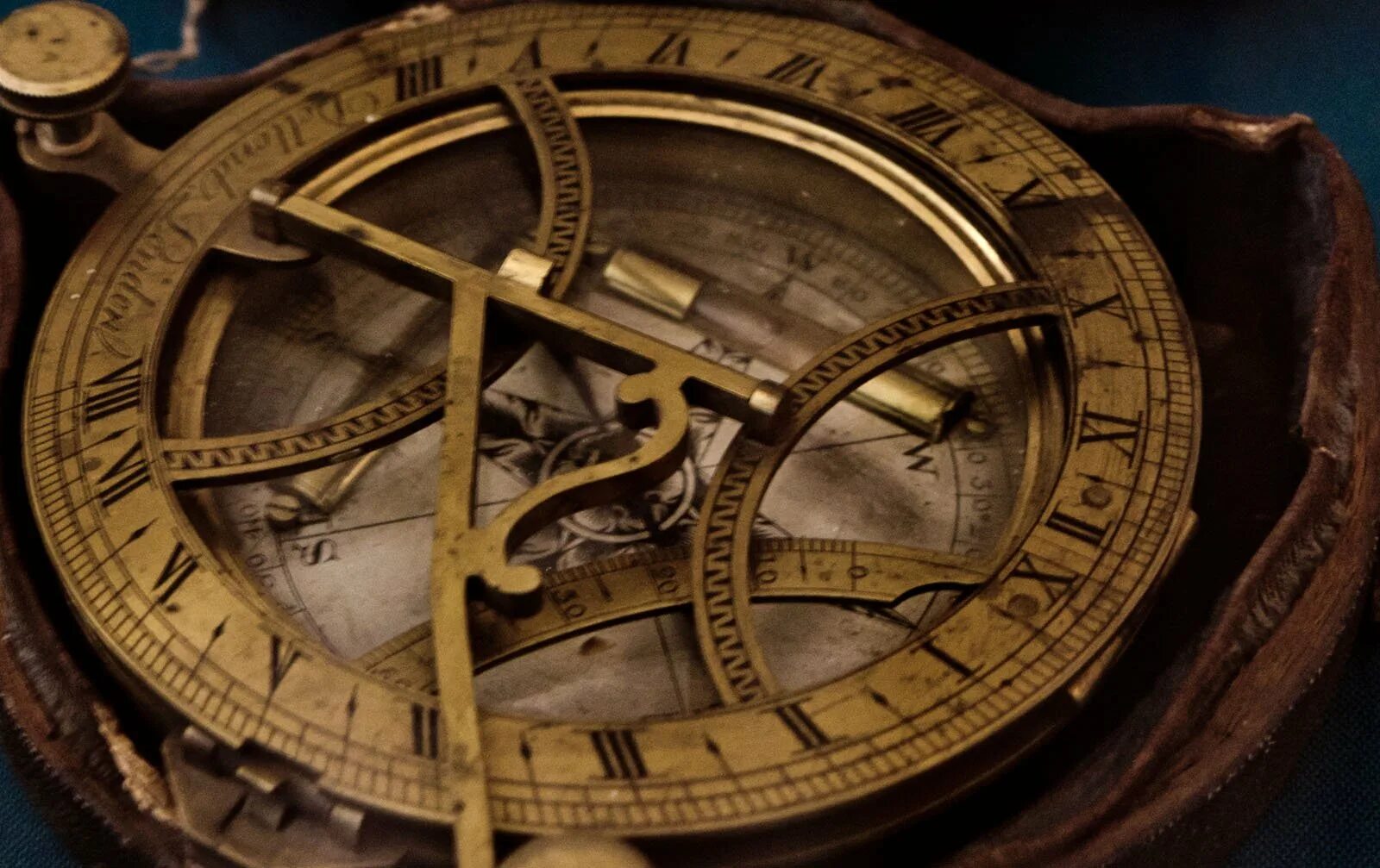 Компас года 2024. Компас и Астролябия 16 века. Астролябия Португалия 16 век. Старинный компас. Старинная Астролябия.