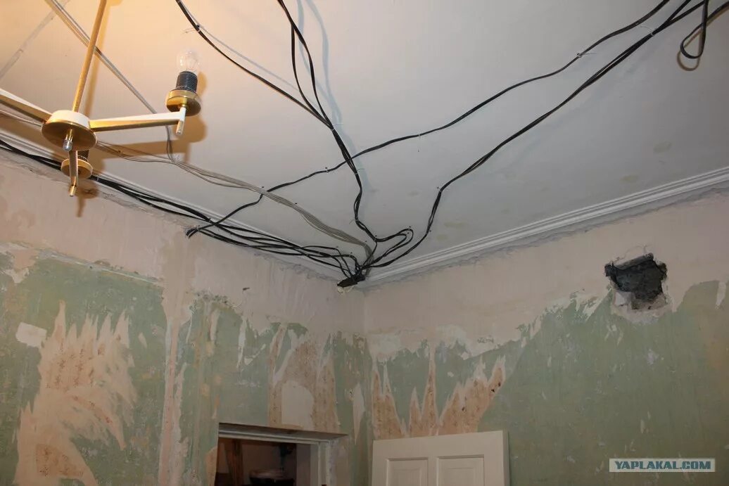 Электропроводка по потолку. Электрика на потолке. Проводка на потолке. Электрика натяжные потолки.