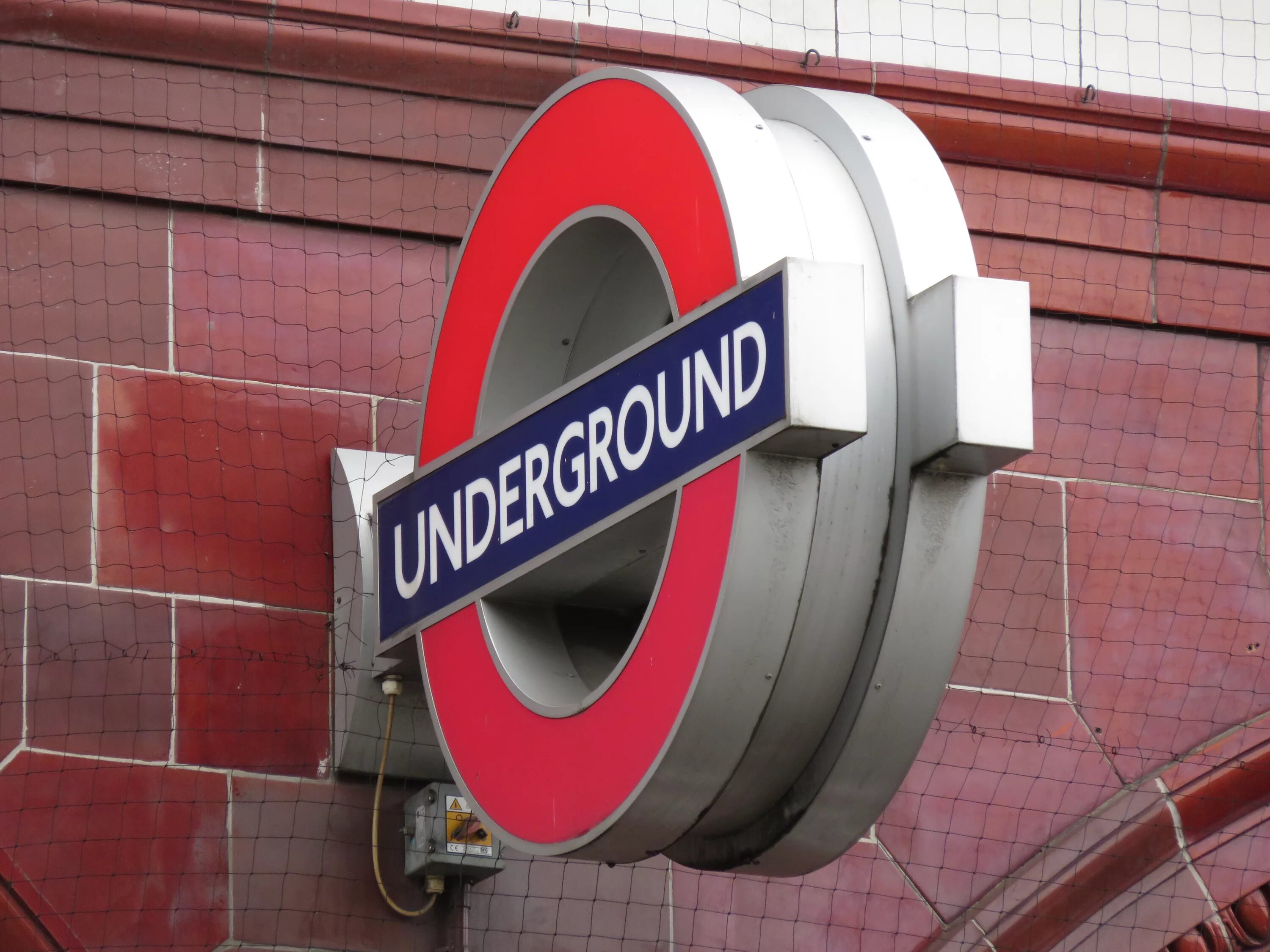 Вывеска метро. Знак метро в Лондоне. Лондонское метро. Вывеска лондонского метро. Метро в Лондоне вывеска.