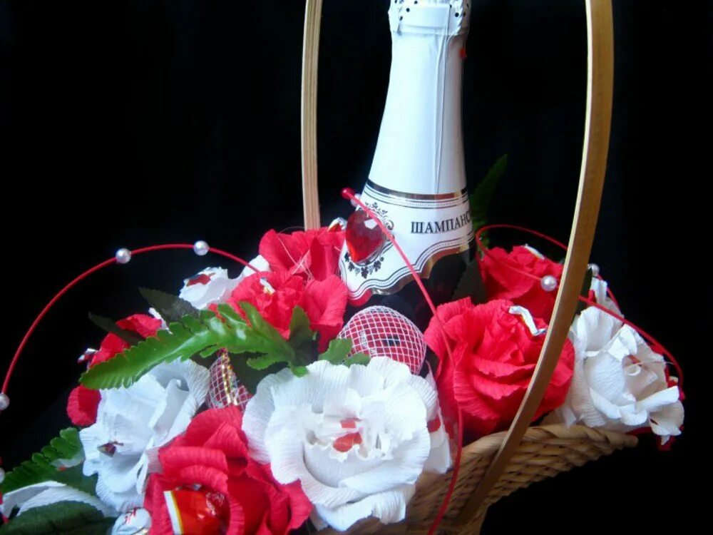 Шампанское и розы 22 экстра. Цветы с конфетами. Цветы и шампанское. Шампанское и конфеты. Букет цветов и шампанское.