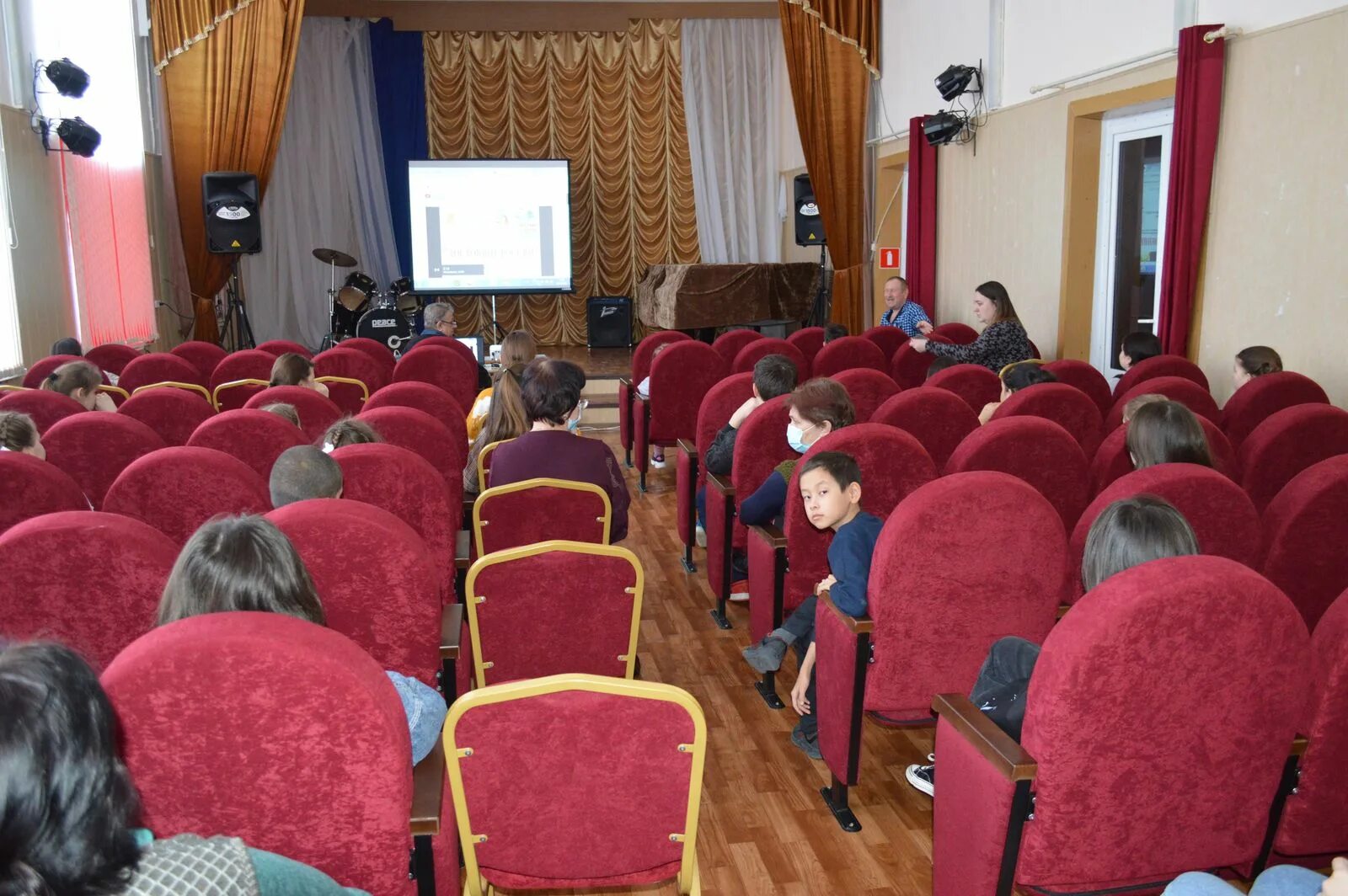 Учителя в актовом зале. Собрание учителей в актовом зале. ВОЛГГТУ актовый зал. Женщины в актовом зале. Концерт в актовом зале