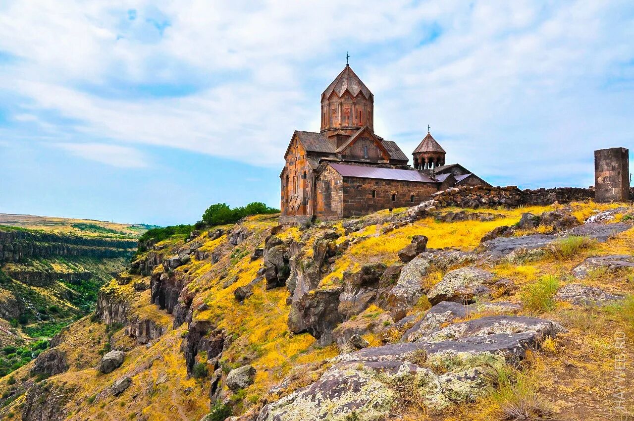 Армянская старинная. Ованаванк монастырь Армения. Церковь Сагмосаванк в Армении. Монастырский комплекс Сагмосаванк. Монастырь Сагмосаванк Арагацотн.