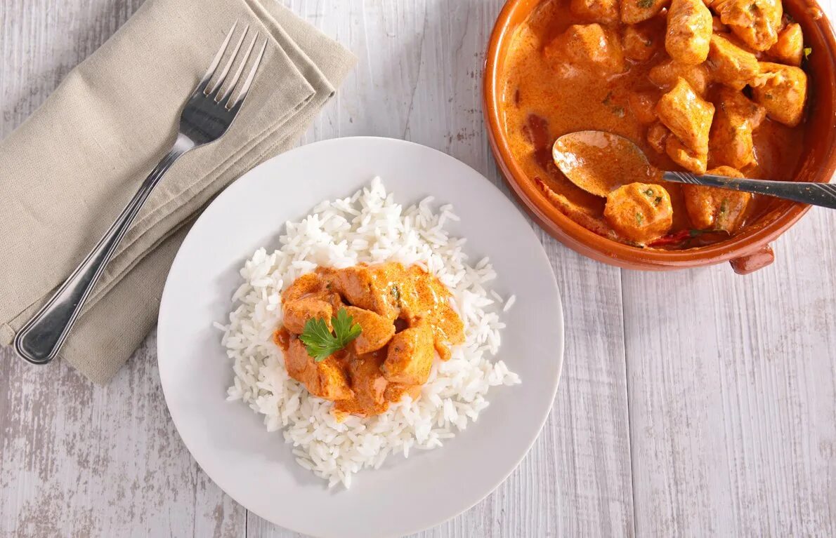 Как сделать карри. Чикен карри с рисом. курица карри с рисом. рис с соусом карри и овощами. курица в соусе карри с рисом.