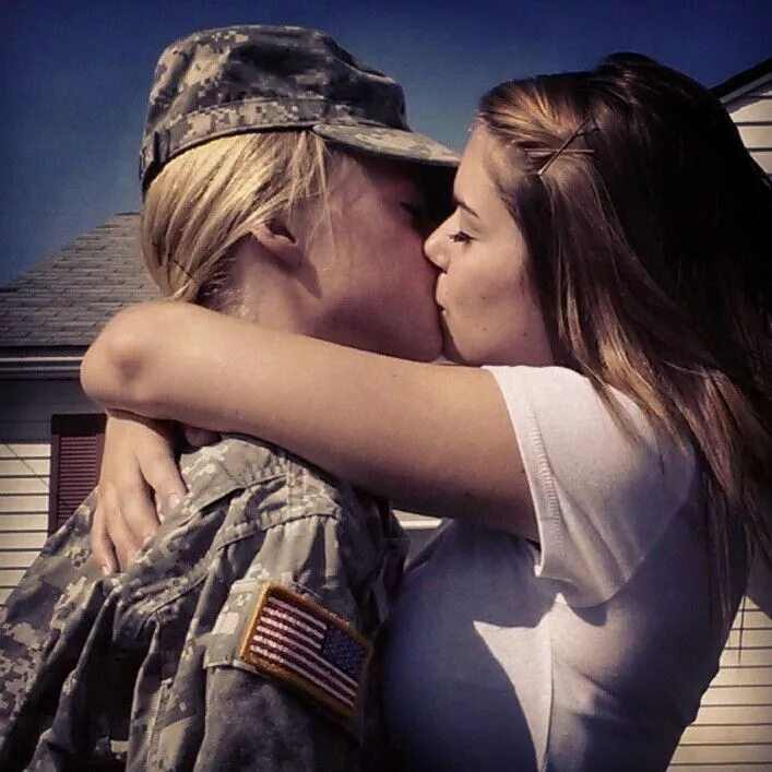 Подруги в военной форме. Две девушки в военной форме. Поцелуй с военным. Солдат обнимает девушку.