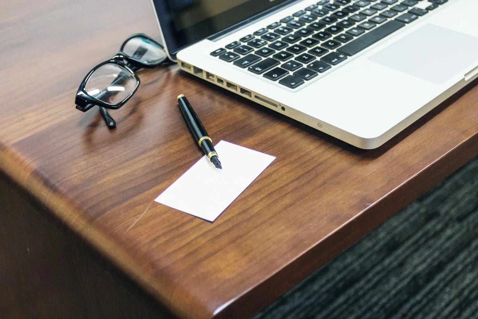 There pens on the table. Бумаги на столе. Ручка на столе. Ручка лежит на столе. Письменный стол с бумагами.