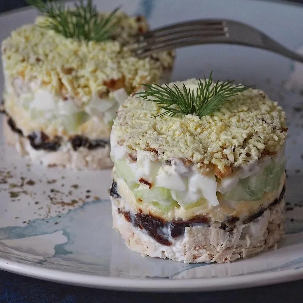 Рецепт салата курица огурец грецкий орех. Салат с черносливом и курицей и грецкими орехами. салат с курицей и черносливом и грецкими орехами и сыром. салат с черносливом и курицей и огурцом и сыром слоями. салат нежность с курицей и черносливом.