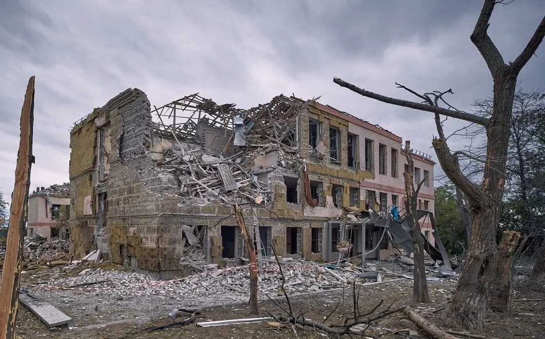 Горящий бахмут. Разрушенный бахмут. Разрушенный дом в бахмуте. Разрушенный дом. Огонь пожар.