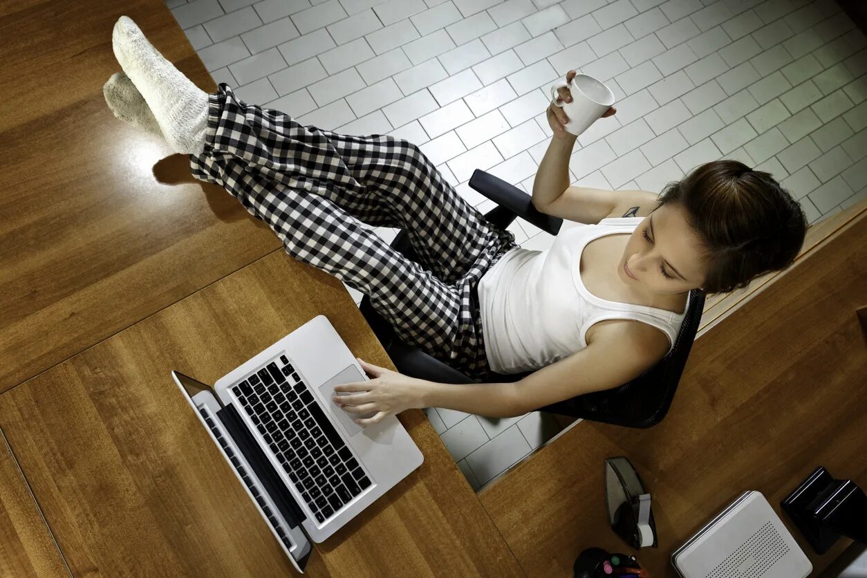 Человек устал. Напряжённый студент. Уставший за компьютером. Офисный работник. Расстроенный человек.