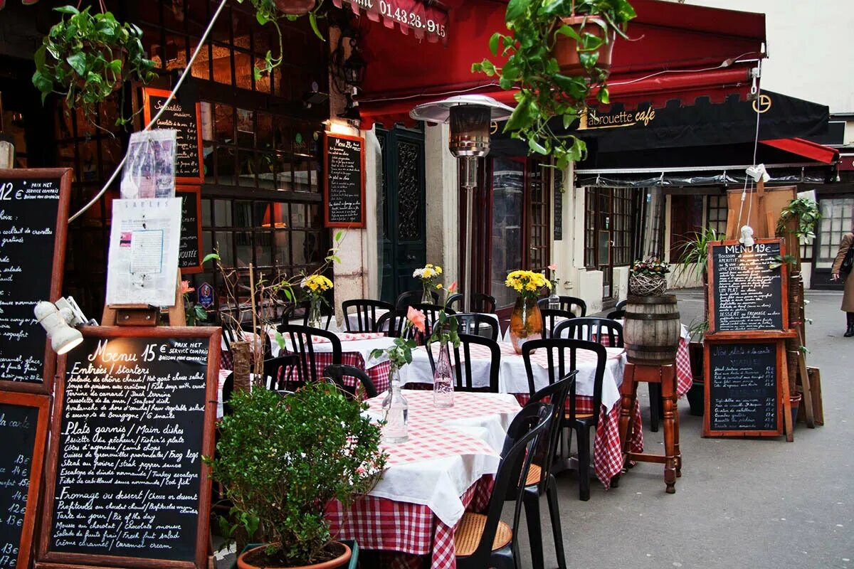Frenchie cafe. Франция кафе на улице. Латинский квартал в Париже кафе. Ресторан в латинском квартале в Париже. Улочки Франции кафе.