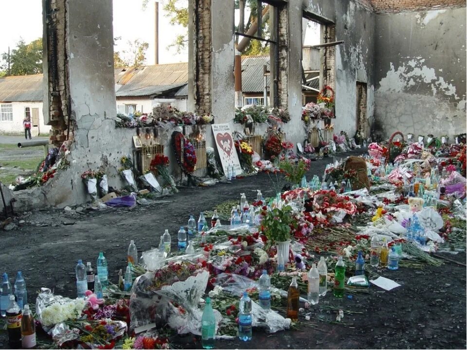 Март 2004 года. Теракт в беслане 1 сентября. беслан 1 сентября 2004 теракт.