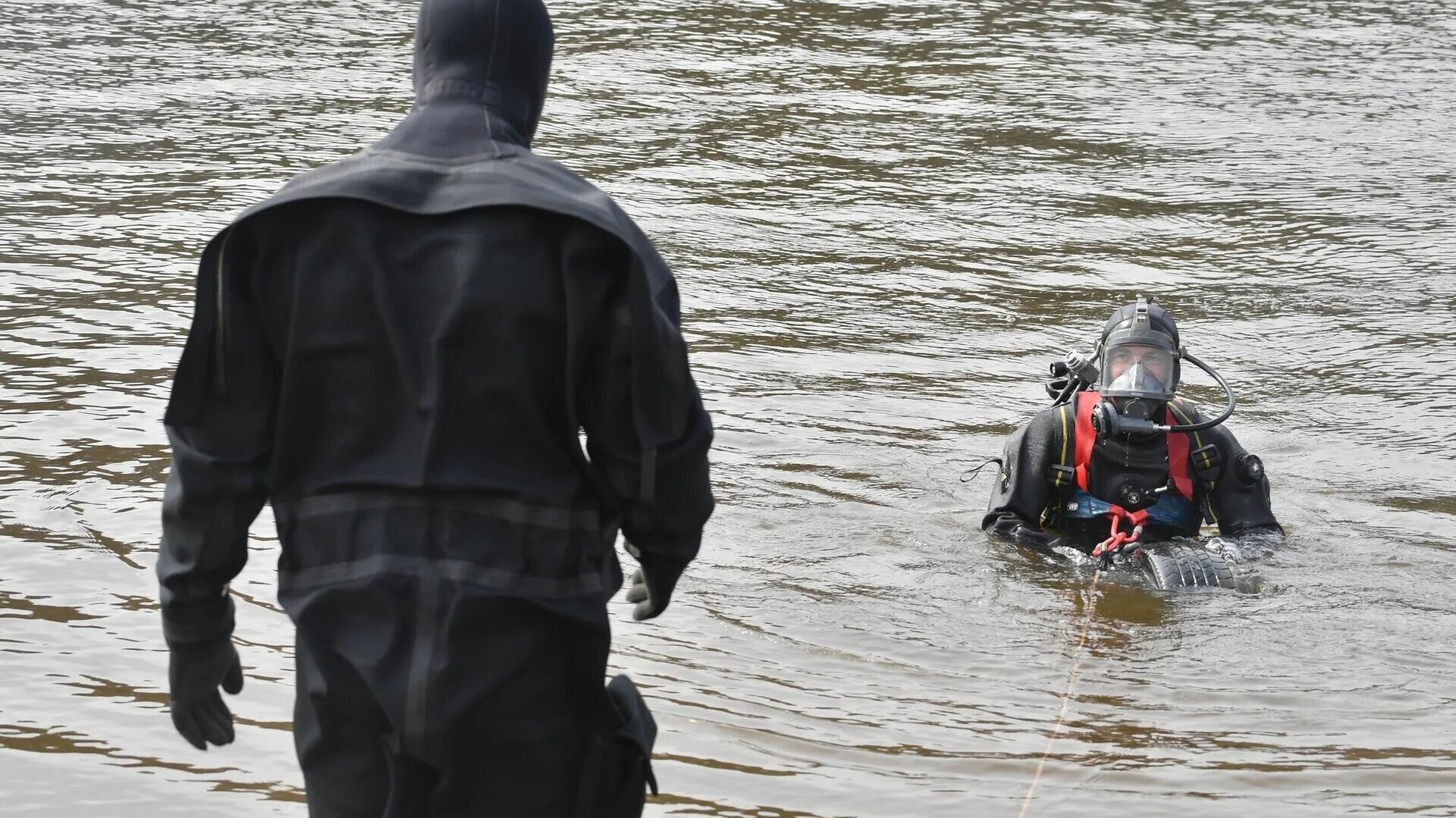 Водолазы из фонтейна вылавливают реликвии и надеются. Лодка с водолазами. Водолаз на дне.